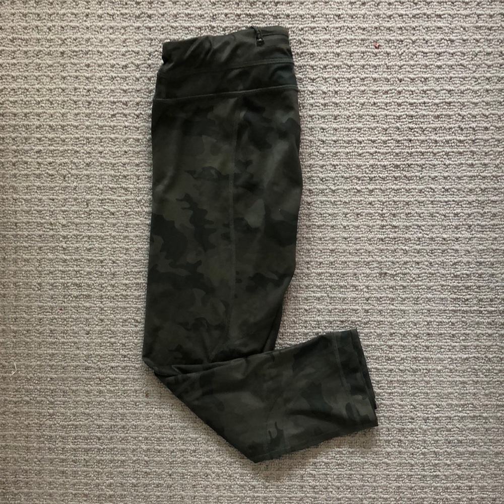 Size 6 green camo lululemon crop leggings